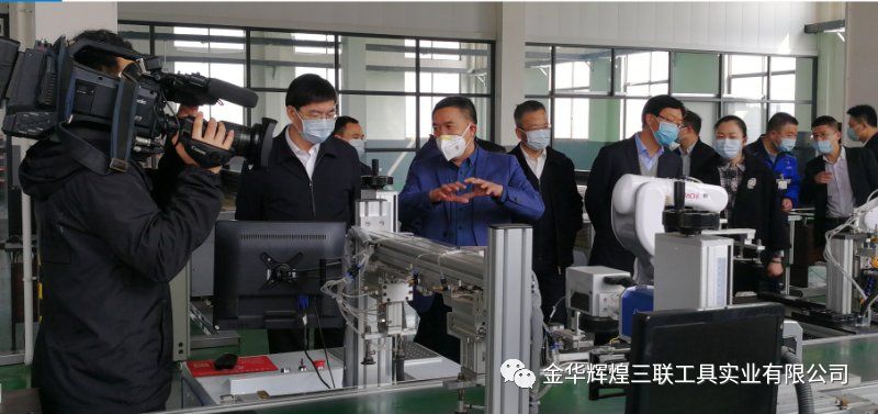 시당위원회 비서가 Huihuang Sanlian Company를 방문했습니다.